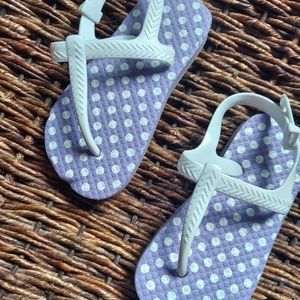 Toddler summer White rubber flip flops, size 7-8 M